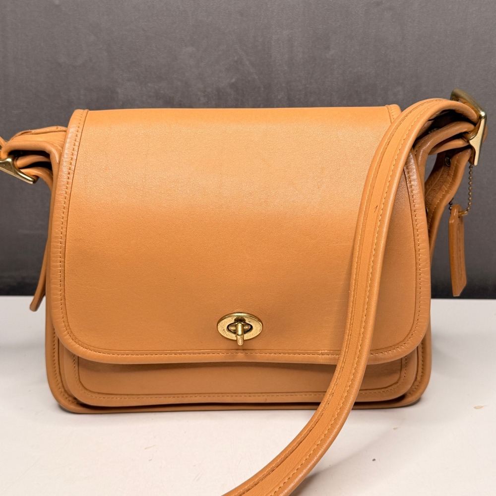 Vintage Coach Legacy Rambler 9061 British Tan Leather Turnlock Crossbody Bag Y2K